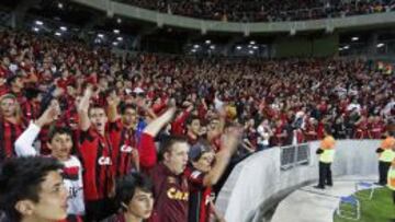 Hinchas del Atletico Paranaense en el amistoso contra el Corinthians, primer test del estadio Arena da Baixada antes del Mundial 2014.