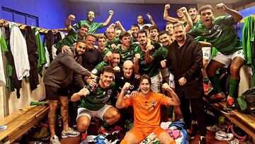 Los jugadores del Puerto de Vega celebran una victoria liguera.