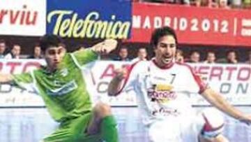 <b>LUCHA. </b>Paulo Roberto y Gabriel pugnan por un balón.