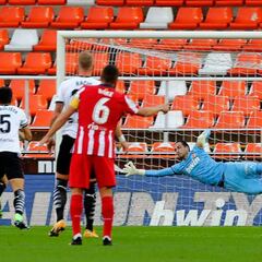 Aprobados y suspensos en el Valencia: Jaume pudo con todos menos con Lato