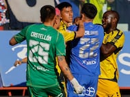Futbol, Universidad de Chile vs Coquimbo Unido.
Fecha 29, Liga de Primera 2025.
El jugador de Universidad de Chile Matias Zaldivia, segundo desde la derecha, discute con Matias Palavecino de Coquimbo Unido durante el partido de primera division realizado en el estadio Santa Laura de Santiago, Chile.
02/12/2025
Andres Pina/Photosport
Football, Universidad de Chile vs Coquimbo Unido.
29th turn, 2025 First Division league.
Universidad de Chile player Matias Zaldivia, second from right, face off Matias Palavecino of Coquimbo Unido during a first division match at the Santa Laura stadium in Santiago, Chile.
02/12/2025
Andres Pina/Photosport