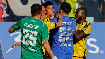 Futbol, Universidad de Chile vs Coquimbo Unido.
Fecha 29, Liga de Primera 2025.
El jugador de Universidad de Chile Matias Zaldivia, segundo desde la derecha, discute con Matias Palavecino de Coquimbo Unido durante el partido de primera division realizado en el estadio Santa Laura de Santiago, Chile.
02/12/2025
Andres Pina/Photosport
Football, Universidad de Chile vs Coquimbo Unido.
29th turn, 2025 First Division league.
Universidad de Chile player Matias Zaldivia, second from right, face off Matias Palavecino of Coquimbo Unido during a first division match at the Santa Laura stadium in Santiago, Chile.
02/12/2025
Andres Pina/Photosport