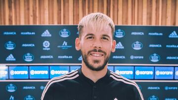 Carles Pérez posa con la camiseta del Celta.