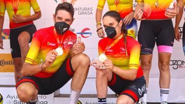 David Valero y Rocío García, posando con sus medallas.