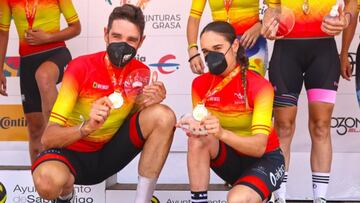 David Valero y Rocío García, posando con sus medallas.