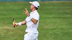 El tenista español Roberto Bautista devuelve una bola durante su partido ante Brandon Nakashima en el Terra Wortmann Open, el Torneo de Halle.