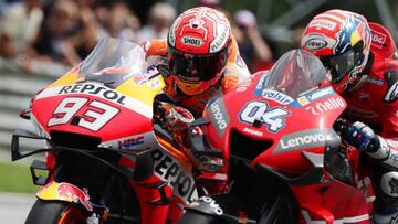 Márquez y Dovizioso, en plena pelea en una carrera en 2019.