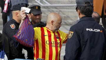 Aficionados del Bar&ccedil;a portaron esteladas en la final de Copa.