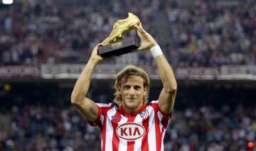 Forlán posa con la Bota de Oro conseguida con el Atlético.