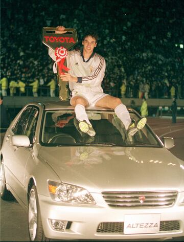 En la final de la Copa Intercontinental de 1998, el Real Madrid se enfrenta al Vasco de Gama. El partido terminó con un 2-1 en el marcador, ya en un sólo enfrentamiento en el Estadio Olímpico Nacional de Tokio.