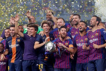 Soccer Football - Spanish Super Cup - Barcelona v Sevilla - Grand Stade de Tanger, Tangier, Morocco - August 12, 2018 Barcelona's Lionel Messi and team mates celebrates winning the Spanish Super Cup with the trophy REUTERS/Jon Nazca