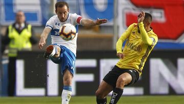Futbol, Universidad Catolica vs O'Higgins Septima fecha, segunda rueda, campeonato Nacional 2019 El jugador de O'Higgins Ramon Fernandez, derecha disputa el balon con Jose Pedro Fuenzalida de Universidad Catolica durante el partido de primera division realizado en el estadio San Carlos de Apoquindo, Chile. 15/09/2019 Felipe Zanca/Photosport Football, Universidad Catolica vs O'Higgins 7th date, revange round, National Championship 2019 O'Higgins player Ramon Fernandez, right battles for the ball against Jose Pedro Fuenzalida of Universidad Catolica during the first division match held at the San Carlos de Apoquindo stadium in Santiago, Chile. 15/09/2019 Felipe Zanca/Photosport