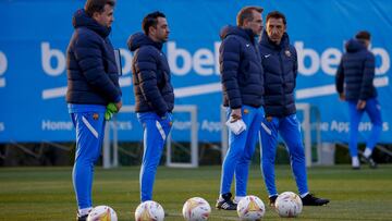 Xavi dirigiendo un entrenamiento.