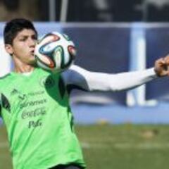 Alan Pulido seguirá en el Olympiakos, afirma su abogado