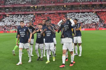 Los jugadores del Real Madrid salieron al terreno de juego con una camiseta en apoyo a Courtois, lesionado de gravedad.