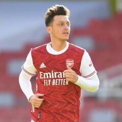 Özil tiene ofertas de todo el mundo, pero seguirá en el Arsenal