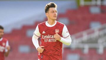 Özil tiene ofertas de todo el mundo, pero seguirá en el Arsenal
