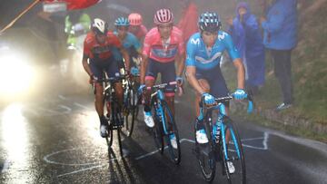 Mikel Landa, Richard Carapaz y Vincenzo Nibali ruedan en la 16ª etapa del Giro de Italia.