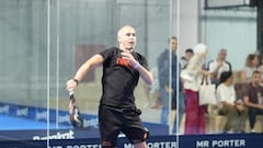 Iniesta coge la pala