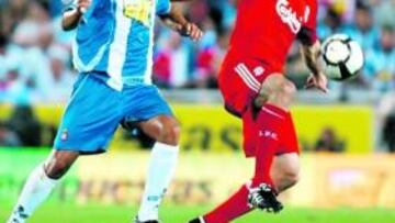 <b>EN CORNELLÁ. </b>Xabi jugó unos minutos con el Liverpool en el estreno del nuevo campo del Espanyol.