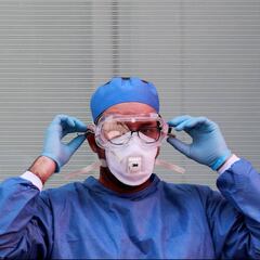 Cómo evitar que se empañen las lentes con el cubrebocas