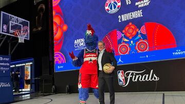 Raúl Zárraga, director de la NBA México, con la mascota de los Washington Wizards.