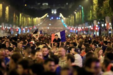 Los aficionados franceses celebraron la clasificación de su selección para la final del Mundial. 