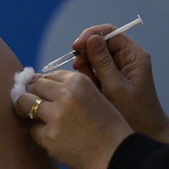 Los efectos secundarios de cada vacuna en porcentajes: Pfizer, Moderna, Janssen y AstraZeneca