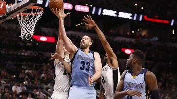 Marc Gasol lanza durante un partido entre Memphis Grizzlies y San Antonio Spurs.