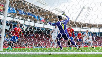 Piqué marca el 1-0 del debut contra la República Checa en 2016.