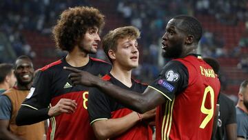 Fellaini y Lukaku celebran junto a sus compa&ntilde;eros la clasificaci&oacute;n de B&eacute;lgica para el Mundial de Rusia 2018.