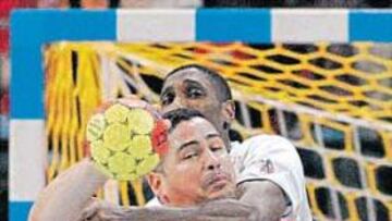 <b>ACORAZADO. </b>Rolando Urios, que consiguió cinco goles desde el pivote, se faja con Hany El Fakharany.