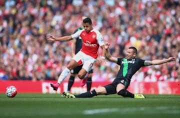 Alexis Sánchez no está dentro de los 10 mejores pagados. Arsenal reporta un sueldo semanal de 215 mil dólares, 148 millones de pesos chilenos.