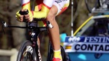 <b>A TOPE. </b>Con el maillot de campeón de España contrarreloj, Contador se esfuerza durante la etapa.