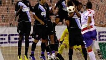 <b>ARROLLADOS. </b>El lanzamiento de falta de Abel lo repelió Iván con la cabeza.