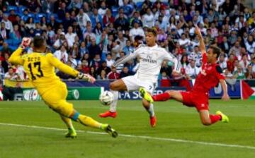 El jugador del Real Madrid Cristiano Ronaldo (c) anota un gol ante el Sevilla hoy, martes 12 de agosto de 2014, durante el partido por al Supercopa de Europa en el estadio Cardif