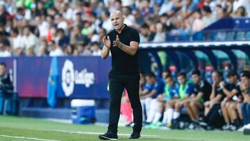 Paco L&oacute;pez en la banda del Ciutat de Val&egrave;ncia en el Levante-Osasuna.