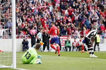 ¡Fernando Torres anota en el día del niño! Correa consigue poner un centro perfecto al interior del área y Torres la pega con la derecha al segundo palo.