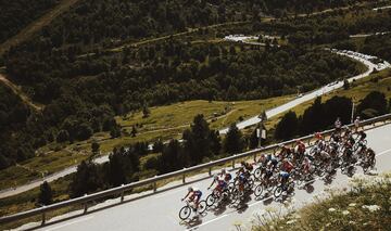 El pelotón durante la decimoquinta etapa del Tour de Francia 2021.