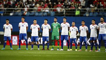 DAEJEON, 06/06/2022.- Los jugadores de Chile escuchan el himno nacional de su país antes del partido amistoso de fútbol que enfrentó a su selección contra la de Corea del Sur en el estadio de Daejeon, Corea del Sur, este lunes. EFE/ Jeon Heon-kyun