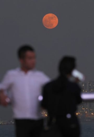 La superluna vista desde el Puerto de Victoria de Hong Kong.