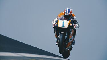 El legendario piloto australiano ganó un total de 5 Campeonatos Mundiales en la categoría reina del motociclismo, la clase 500cc: 1994, 1995, 1996, 1997 y 1998.