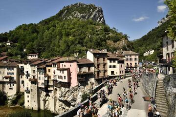 El pelotón pasa por el pueblo de Pont-en-Royans.