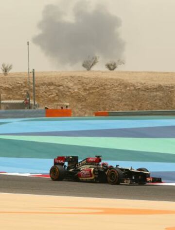 Kimi Raikkonen, y al fondo una nube de humo producida por un Lotus F1.