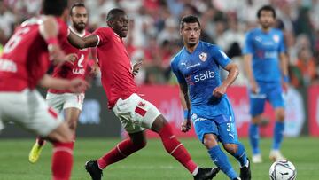 El centrocampista del El Ahly, Aliou Dieng, en una jugada ante el centrocampista del Zamalek, a la derecha, Tarek Hamed, en la final de la Supercopa de Egipto. 