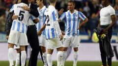 El entrenador chileno del M&aacute;laga CF, Manuel Pellegrini (2i), saluda a sus jugadores tras ganar al Osasuna en el ultimo minuto.