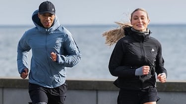 Adiós a la lluvia y el frío: así es la chaqueta cortavientos que es superventas, ultraligera e ideal para hacer deporte