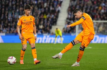 0-2. Gol de falta de Federico Valverde. Dani Ceballos centra a Arda Güler, el jugador turco deja quieto el balón y el centrocampista uruguayo suelta un latigazo raso y ajustado, al palo derecho de Marko Dmitrovic, para anotar el segundo tanto en el minuto 65 de partido.
