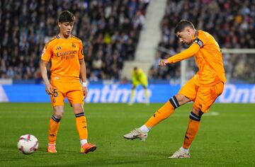 0-2. Gol de falta de Federico Valverde. Dani Ceballos centra a Arda Gler, el jugador turco deja quieto el baln y el centrocampista uruguayo suelta un latigazo raso y ajustado, al palo derecho de Marko Dmitrovic, para anotar el segundo tanto en el minuto 65 de partido.