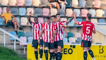 BARAKALDO (BIZKAIA), 03/08/2024.- El delantero del Athletic Club Djalo (i) celebra con sus compañeros tras anotar el primer gol de su equipo ante el Osasuna durante la Euskal Herria Txapela que disputan este sábado en el estadio de Lasesarre, en Barakaldo. EFE/Javier Zorrilla